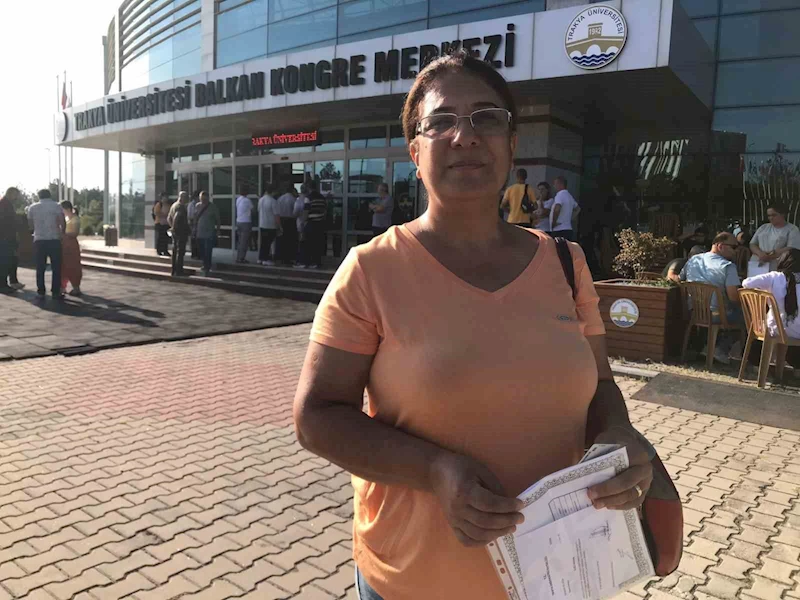 53 YAŞINDAKİ 3 ÇOCUK ANNESİ ÜNİVERSİTELİ OLDU