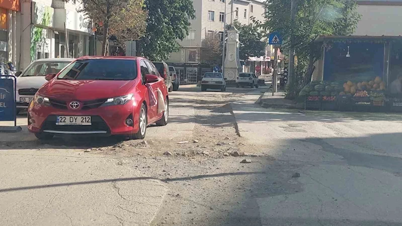 AVRUPA’YA AÇILAN İLÇENİN YOLLARI DELİK DEŞİK OLDU