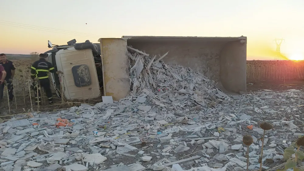 KAMYON KABİNİNDE SIKIŞAN SÜRÜCÜYÜ İTFAİYE EKİPLERİ KURTARDI