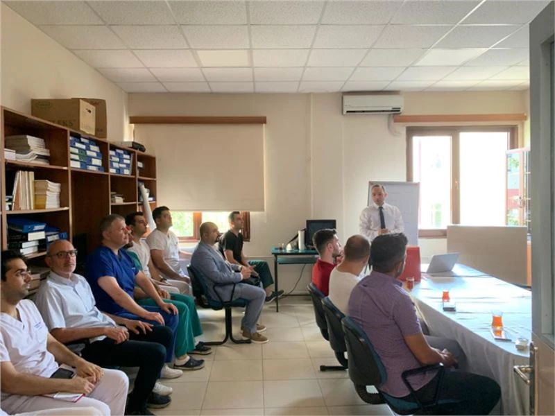 YURT İÇİ VE YURT DIŞINDAN GELEN HEKİMLERE CERRAHİ SÜNNET EĞİTİMİ