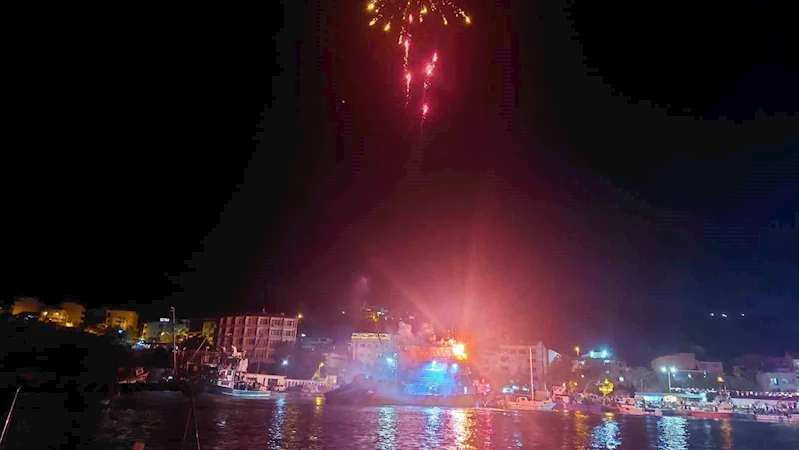 BALIKÇILAR GECEYİ GÜNDÜZE ÇEVİREREK DENİZE AÇILDI