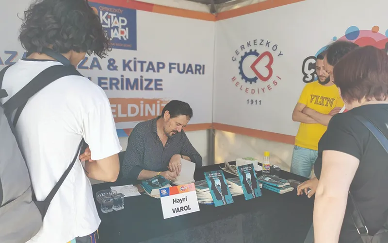 ÇERKEZKÖYLÜ YAZAR HAYRİ VAROL KİTAP FUARINDA OKURLARIYLA BULUŞTU