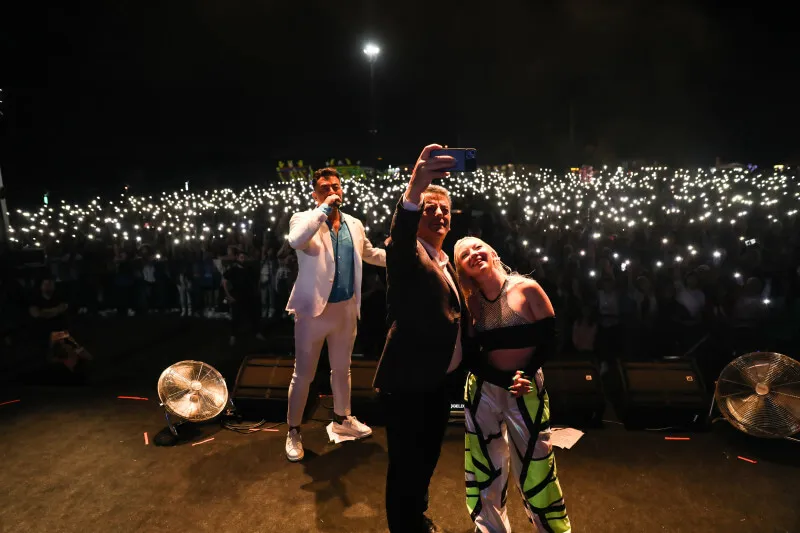 KAPAKLI’DA KAZAK GÖLÜ FESTİVALİ’NDE ÜNLÜ SANATÇILAR SAHNE ALDI