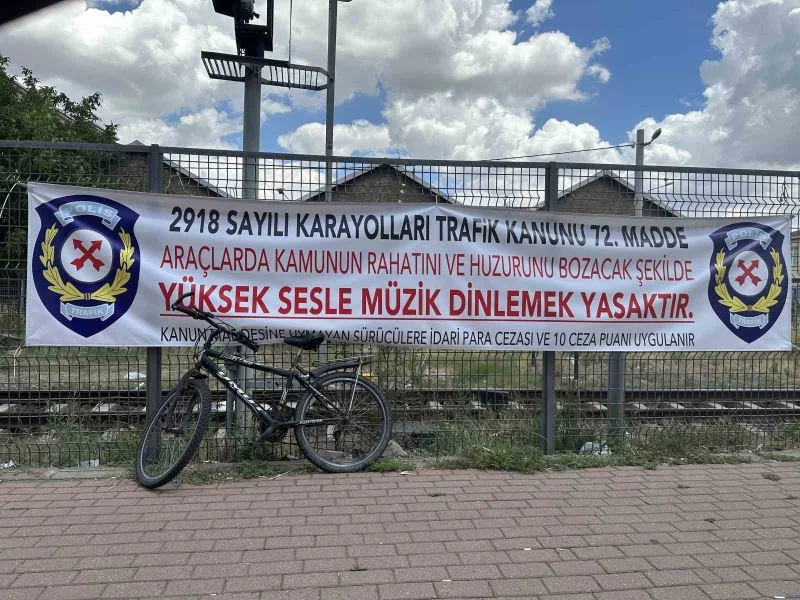 YÜKSEK SESLİ MÜZİĞE PANKARTLI UYARI