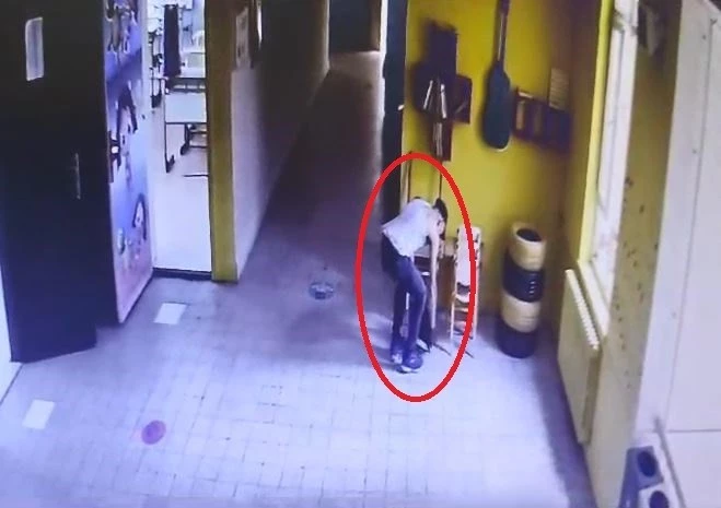 OKULA GİREN HIRSIZ KENDİ MALIYMIŞ GİBİ ÇALDI: O ANLAR KAMERADA