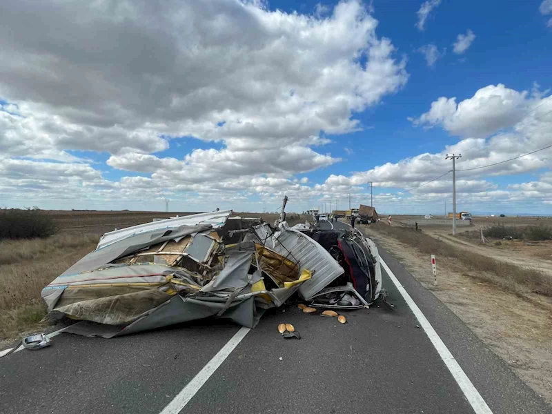 FECİ KAZADA KAMYONET KAĞIT GİBİ EZİLEREK ASFALTA YAPIŞTI: 2 YARALI