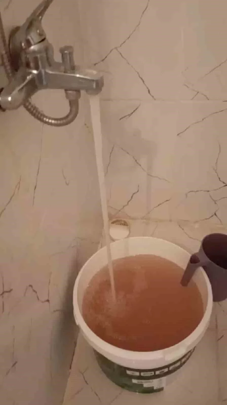 ÇEŞMEDEN AKAN KİRLİ SUYA VATANDAŞTAN TEPKİ: 