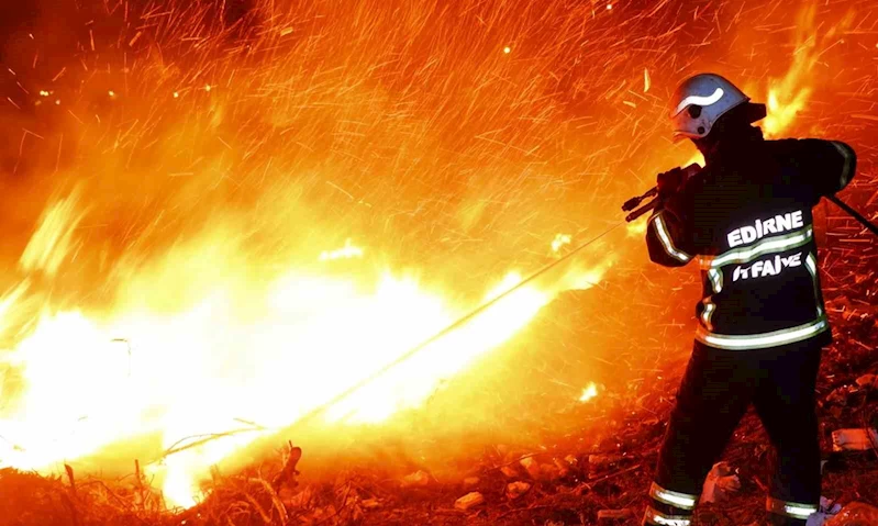 ALEVLER GECEYİ AYDINLATTI