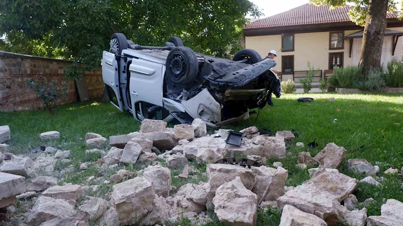 KAÇARKEN CAMİ BAHÇESİNE UÇAN PANELVAN VİNÇ YARDIMIYLA KALDIRILDI