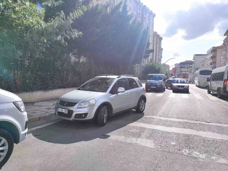 KARŞIDAN KARŞIYA GEÇMEK İSTEYEN ÇOCUĞA OTOMOBİL ÇARPTI