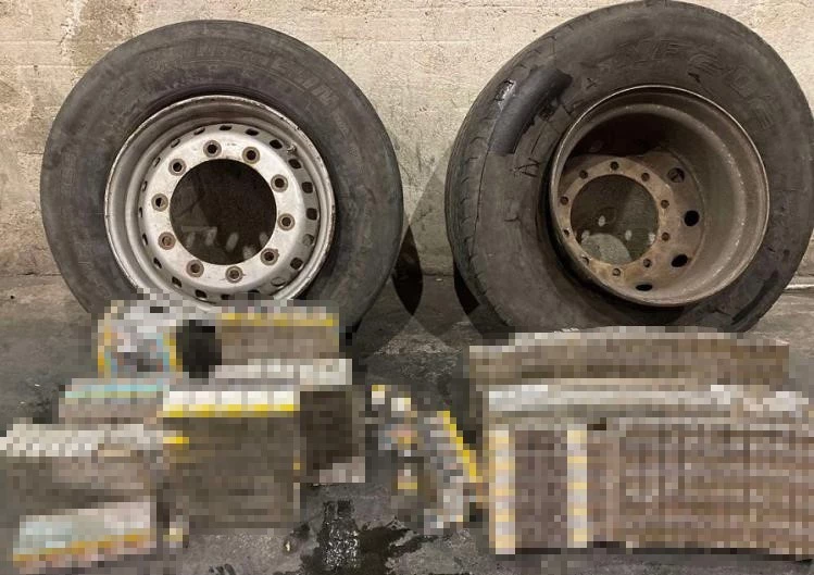 TIRIN YEDEK LASTİKLERİNE GİZLENEN SİGARALAR YAKALANDI