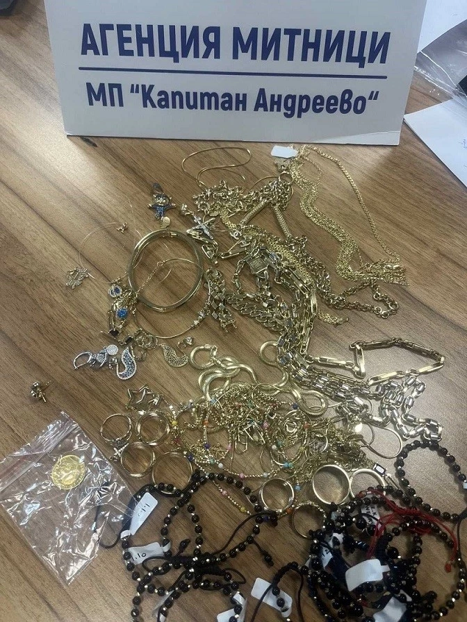 İÇ ÇAMAŞIRI VE KOLTUKLARA GİZLENEN 20 BİN EUROLUK ALTIN VE GÜMÜŞ KOMŞUYA TAKILDI