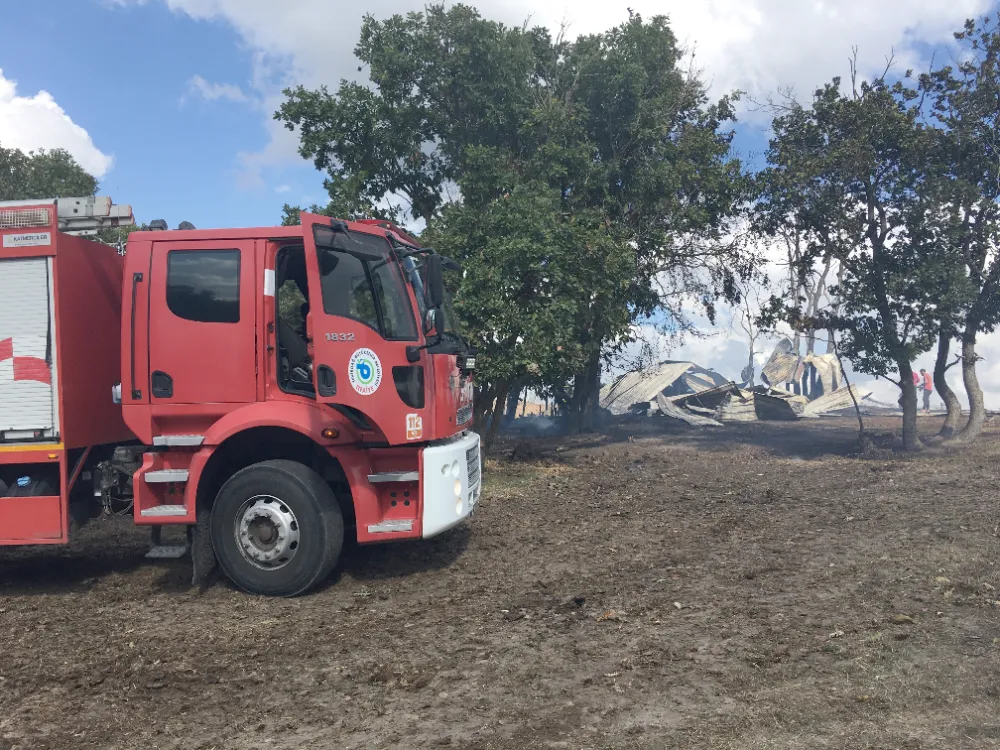 AĞILDA ÇIKAN YANGIN ORMANA SIÇRAMADAN SÖNDÜRÜLDÜ