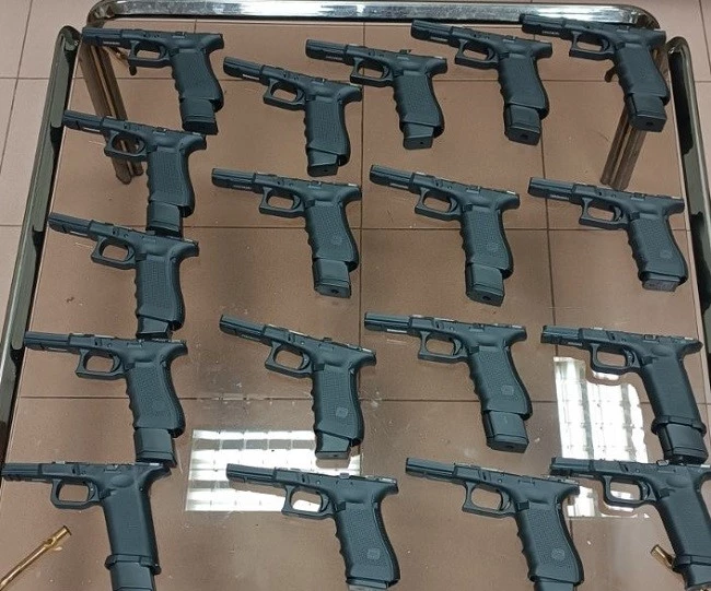 TÜRK VATANDAŞININ ARACINDA SINIRDA 18 TABANCA ELE GEÇİRİLDİ