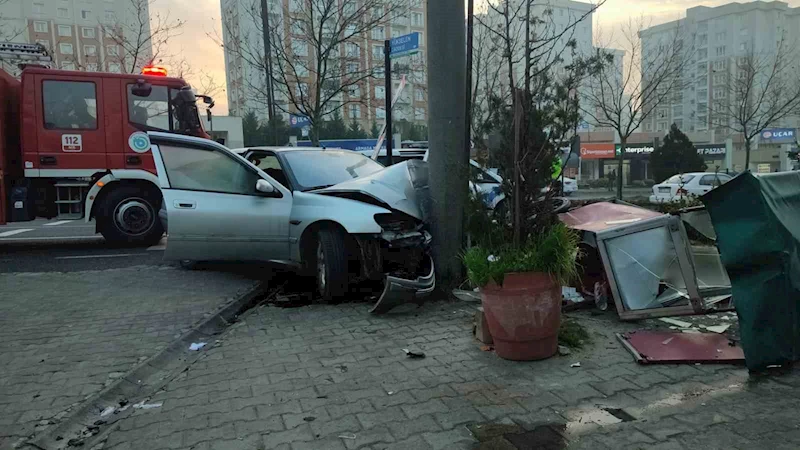 ÖNCE SİMİT ARABASINA SONRA DİREĞE ÇARPTI