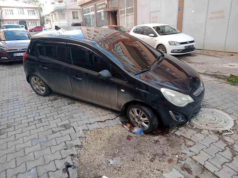 OTOMOBİL ÇUKURA DALDI, SÜRÜCÜ TEPKİ GÖSTERDİ: 