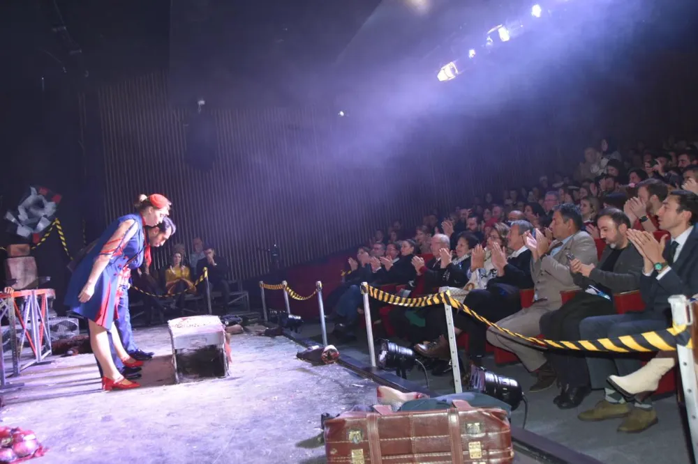 ŞEHİR TİYATROSU KARAR OYUNUYLA DÖRDÜNCÜ KEZ PERDELERİNİ AÇTI