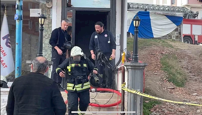 APARTMANDA ÇIKAN YANGINDA 2 KİŞİ MAHSUR KALDI