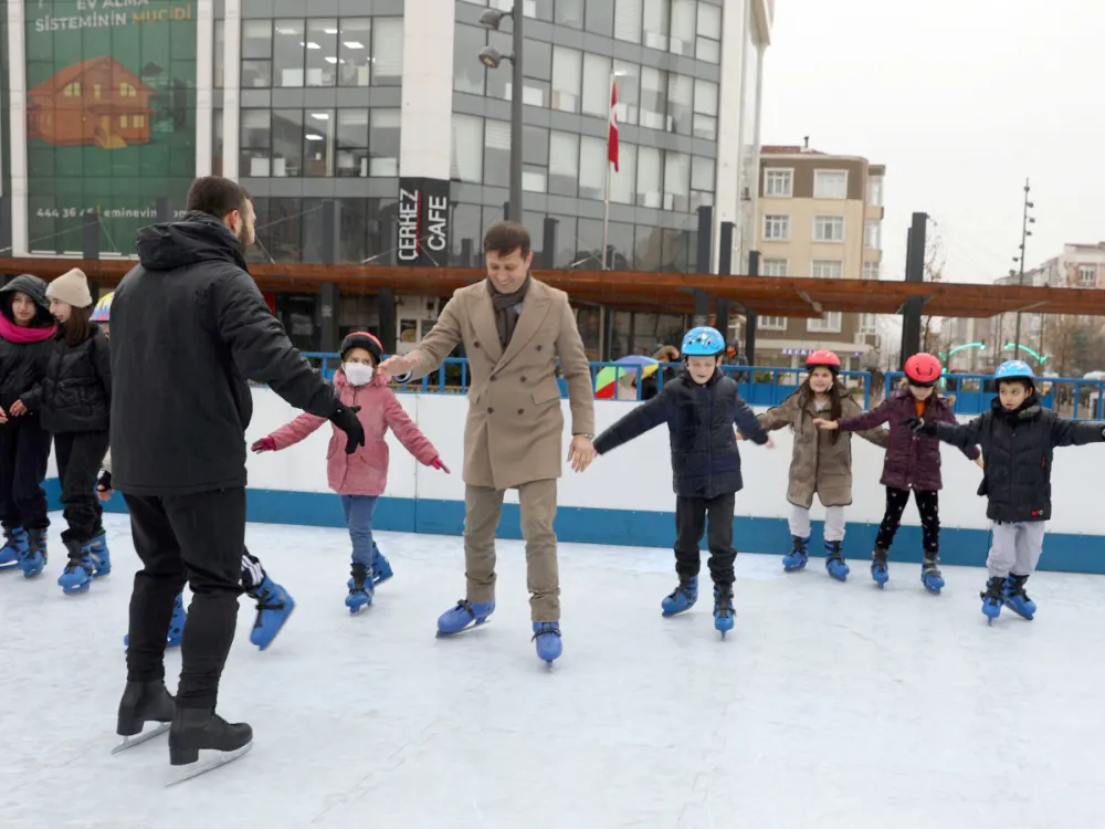 ÇERKEZKÖY’DE ÖĞRENCİLERE YARI YIL TATİLİNDE BUZ PATENİ KEYFİ