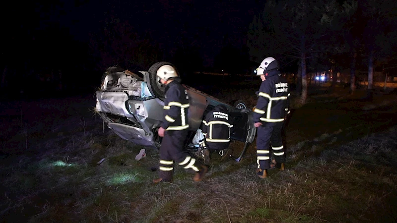 TAKLA ATAN OTOMOBİLDEN ÇIKARILAN SÜRÜCÜ AMBULANSTA ŞOKA GİRDİ