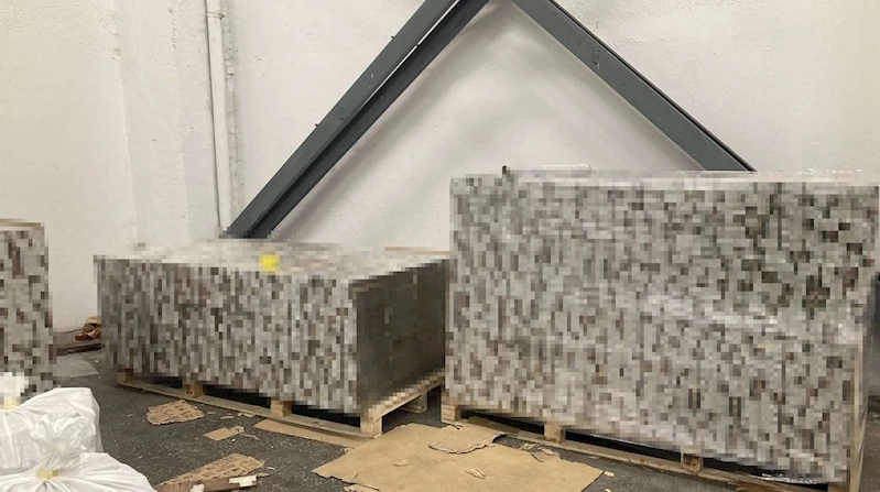 MOBİLYALAR ARASINA GİZLENEN 53 BİN 970 PAKET KAÇAK SİGARA BULUNDU