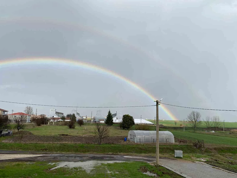 YAĞMUR SONRASI OLUŞAN GÖKKUŞAĞI HAYRAN BIRAKTI