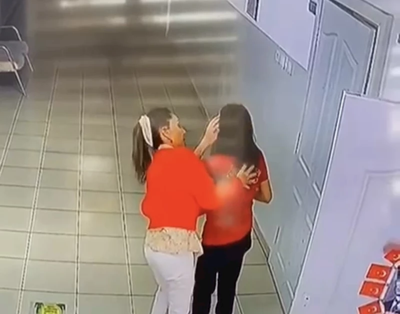 YEMEK YERKEN NEFES BORUSU TIKANDI, ÖĞRETMENİ HEİMLİCH MANEVRASIYLA KURTARDI