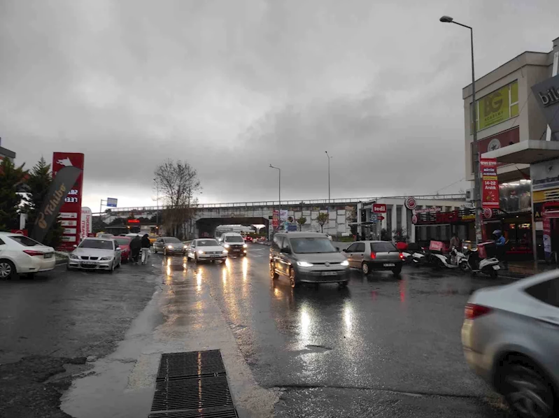 TEKİRDAĞ’DA KUVVETLİ YAĞIŞ HAYATI OLUMSUZ ETKİLİYOR