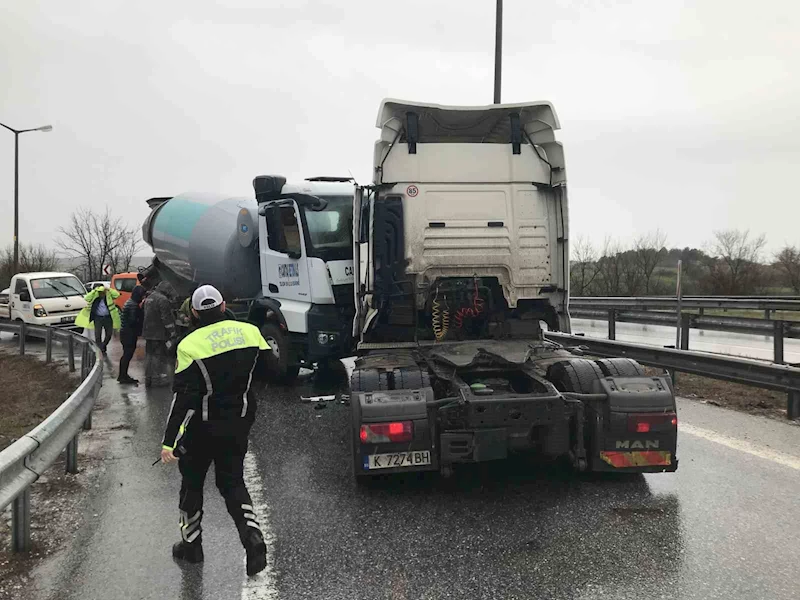 TERS YÖNE GİREN TIRLA BETON MİKSERİ KAFA KAFAYA ÇARPIŞTI: 2 YARALI
