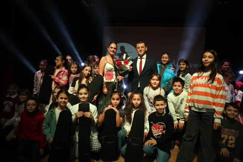 ÜNLÜ KEMAN SANATÇISI CANAN ANDERSON KAPAKLI’DA KONSER VERDİ