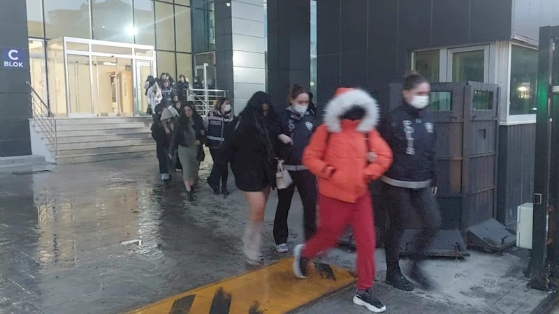 MASAJ SALONLARINA FUHUŞ OPERASYONUNDA 25’İ KADIN 37 KİŞİ YAKALANDI