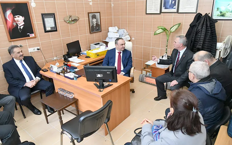 VALİ SOYTÜRK ORTA CAMİ MAHALLESİ MUHTARLIĞINI ZİYARET ETTİ