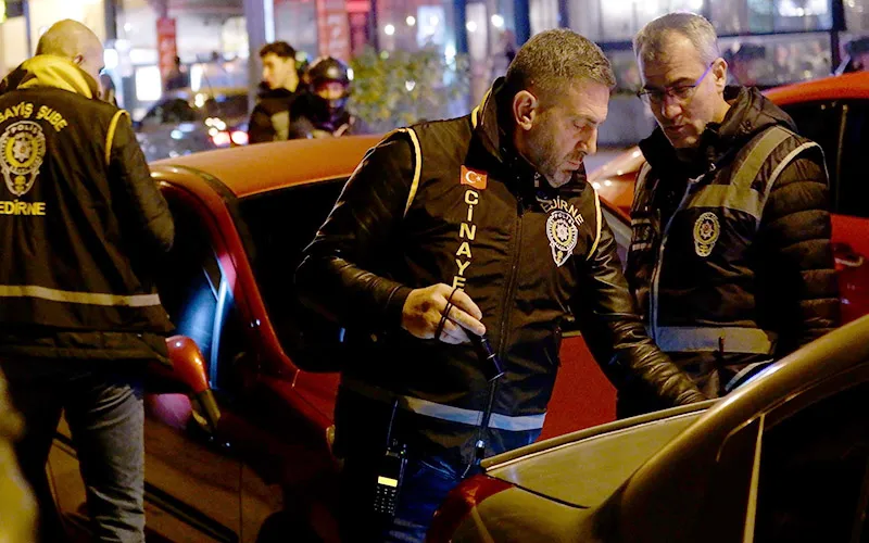 DENETİMDE CEZA YEMEMEK İÇİN CAM FİLMLERİNİ SÖKTÜLER