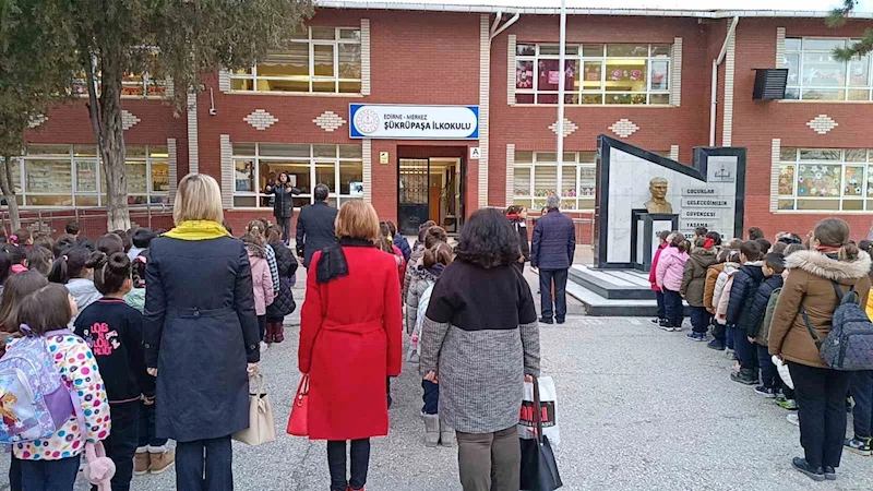 OKULLAR AÇILDI, POLISLER OKUL ÖNLERINDE GÖREV ALDI