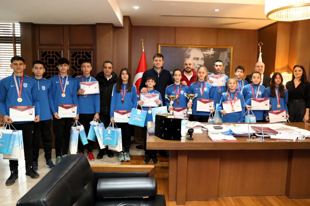 KROS’TA METİN SEÇKİN ORTAKOLU TARİH YAZIYOR