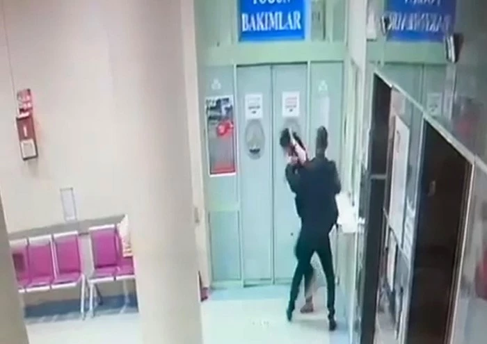 KADIN DOKTORUN DARBEDİLDİĞİ ANLARA İLİŞKİN GÖRÜNTÜLER ORTAYA ÇIKTI