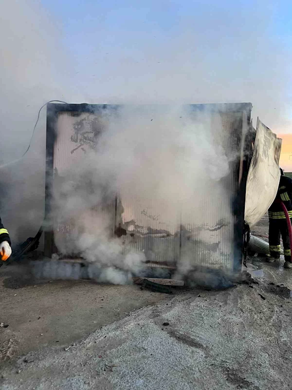 İŞÇİLERİN KALDIĞI KONTEYNER EV ALEV ALEV YANDI