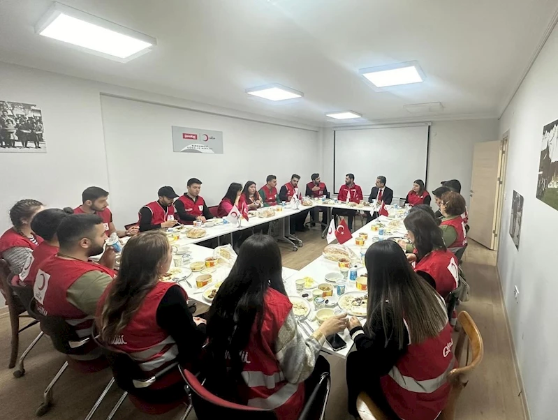 VALİ EKİCİ, TÜRK KIZILAY GÖNÜLLÜLERİ İLE İFTARDA BİR ARAYA GELDİ