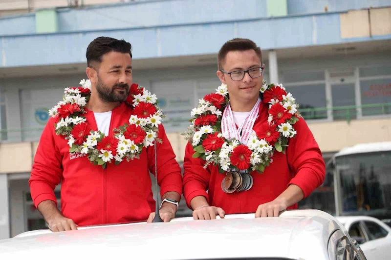 DÜNYA ŞAMPİYONU DOWN SENDROMLU SPORCUYA GÖRKEMLİ KARŞILAMA