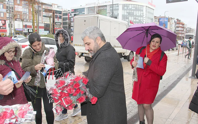 AHMET YILDIZ‘DAN KADINLARA KARANFİL 