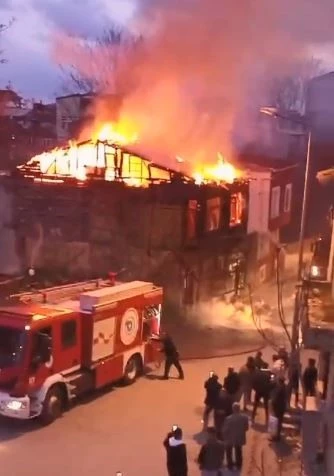 METRUK BİNA YANGINI GECEYİ GÜNDÜZE ÇEVİRDİ