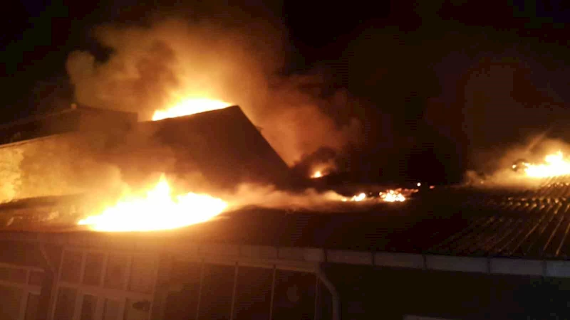 5 KATLI BİNANIN ÇATISI ALEV ALEV YANDI