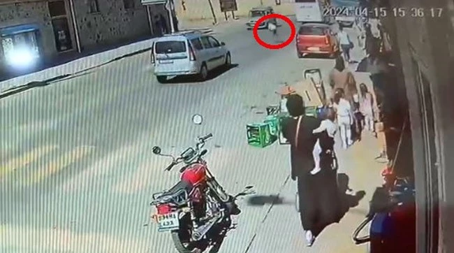 BİSİKLETLİ ÇOCUK TİCARİ ARACA ÇARPTI