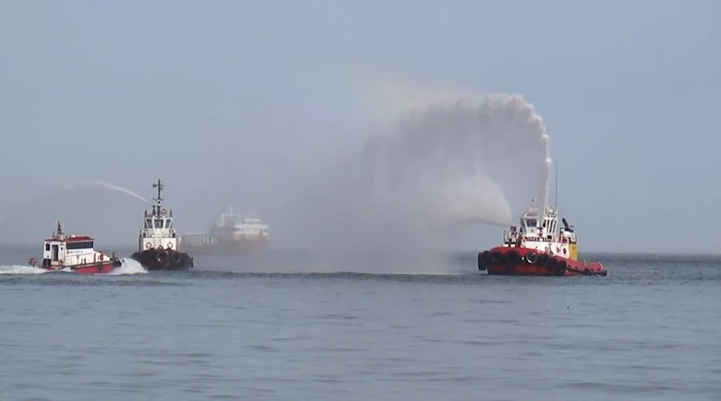 YELKENCİLER VE RÖMORKÖRLERDEN ÖZEL GÖSTERİ