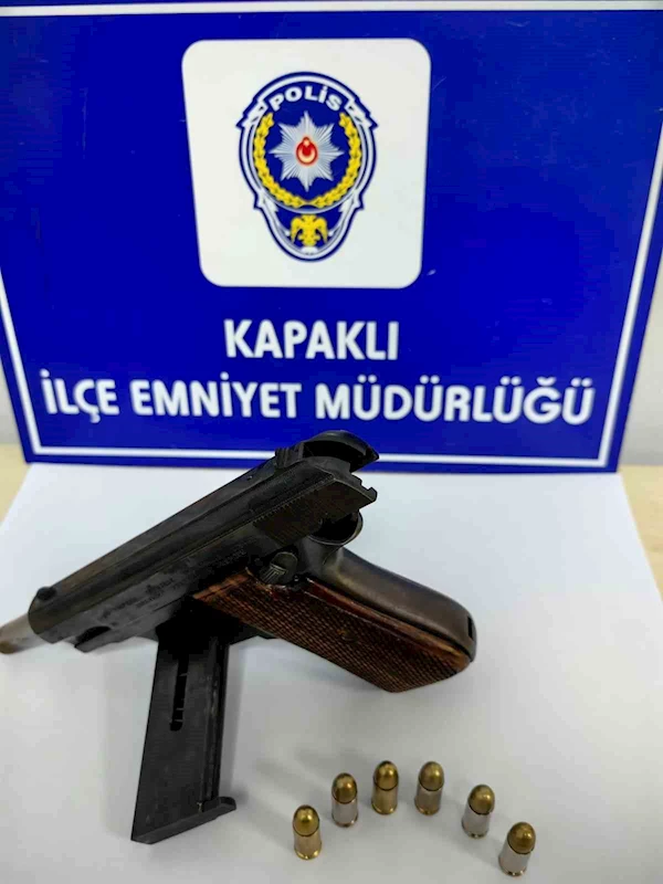 KAPAKLI’DA ŞÜPHELENİLEN ŞAHSIN ÜZERİNDE TABANCA ELE GEÇİRİLDİ