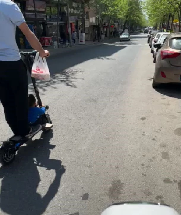 SCOOTER İLE TEHLİKELİ YOLCULUK