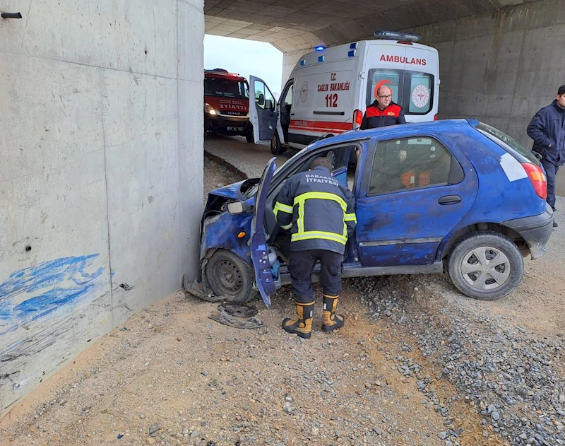 OTOMOBİL KÖPRÜ AYAĞINA ÇARPTI