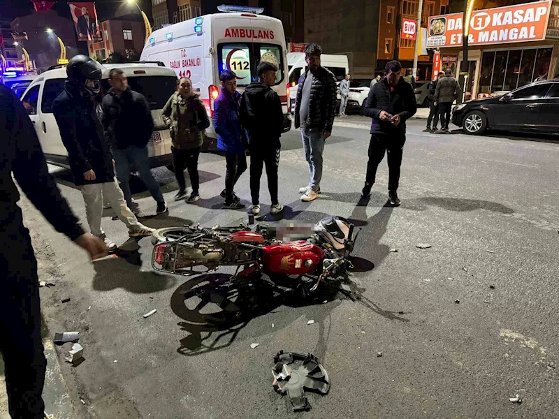 OTOMOBİL İLE MOTOSİKLET ÇARPIŞTI: 2 YARALI