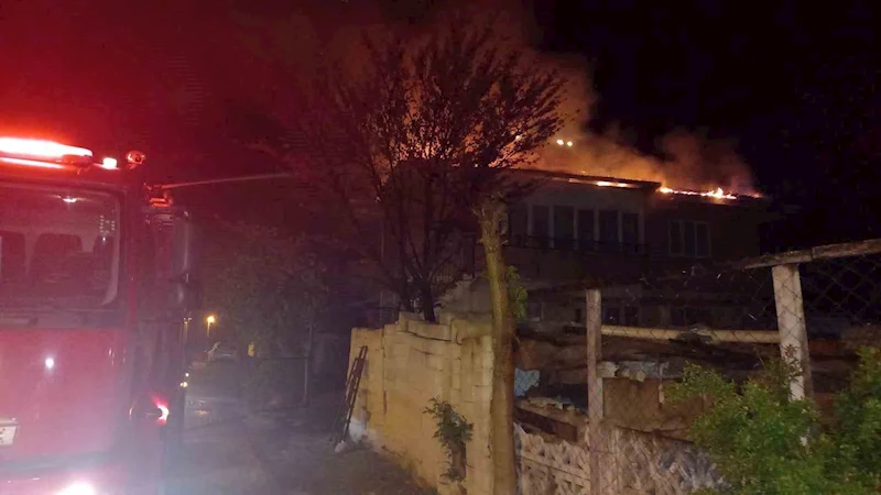 ÇATI YANGINI 3 SAATTE SÖNDÜRÜLDÜ