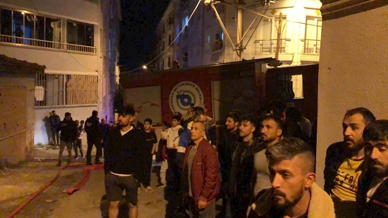 YANGIN MAHALLELİYİ SOKAĞA DÖKTÜ